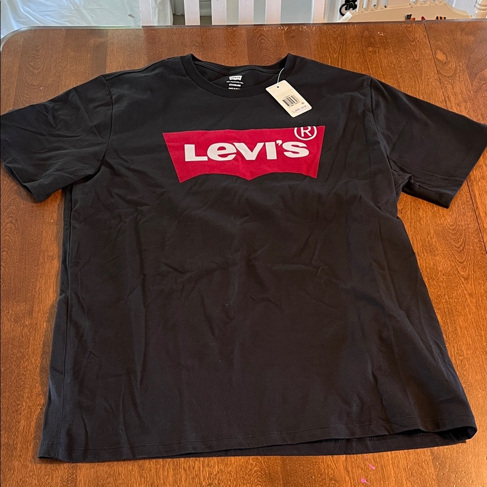 XL FITS LIKE MEDIUM Levi's Black Tee